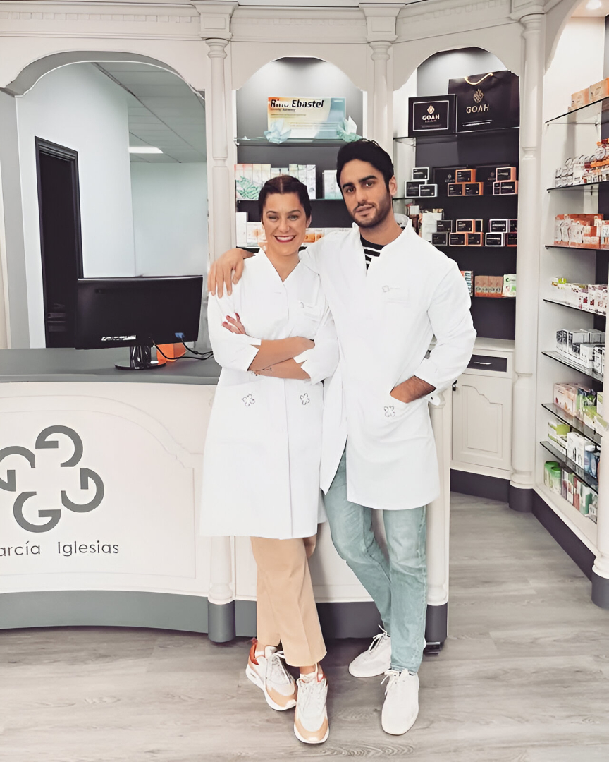 Beatriz y Luis, copropietarios de la farmacia García Iglesias